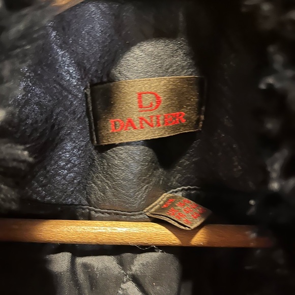 Danier leather jacket with detachable faux fur. Size medium great condition - Picture 2 of 4